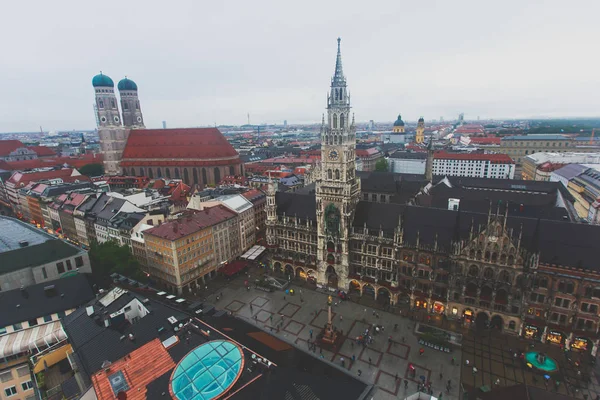 Vista aérea ensolarada super grande-angular bonita de Munich, Bayern, Baviera, Alemanha com skyline e paisagem além da cidade, vista do deck de observação da igreja de São Pedro — Fotografia de Stock