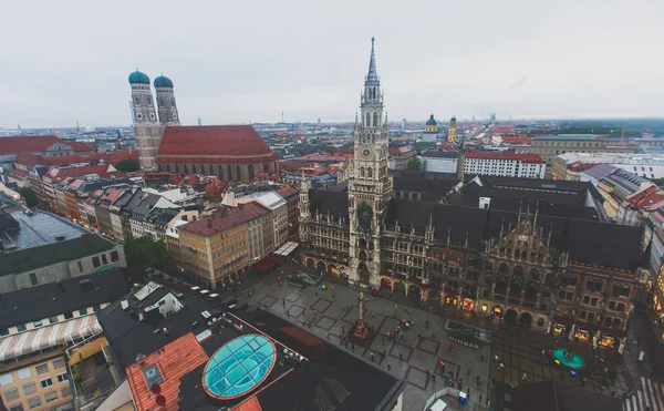 Gyönyörű szuper nagy látószögű napos légi felvétel a München, Bayern, Bajorország, Németország városára és a táj túl a város látható a megfigyelő fedélzetre St. Peter-templom — Stock Fotó