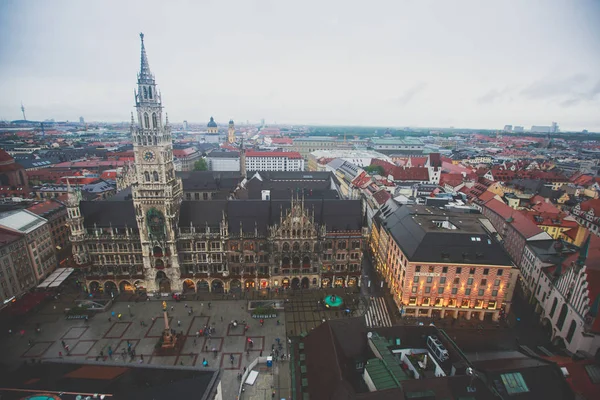 Vista aérea ensolarada super grande-angular bonita de Munich, Bayern, Baviera, Alemanha com skyline e paisagem além da cidade, vista do deck de observação da igreja de São Pedro — Fotografia de Stock