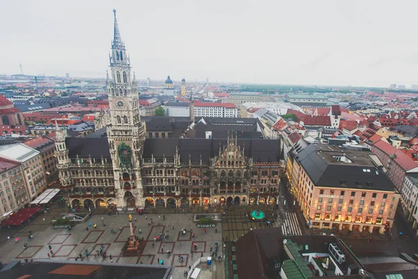 Güzel süper geniş açı güneşli hava görünümünü Münih, Bayern, Bavyera, Almanya manzarası ve şehrin ötesinde Aziz Peter Kilisesi gözlem güverteden gördüm