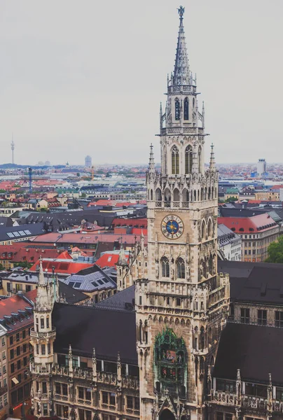 Vista aérea ensolarada super grande-angular bonita de Munich, Bayern, Baviera, Alemanha com skyline e paisagem além da cidade, vista do deck de observação da igreja de São Pedro — Fotografia de Stock