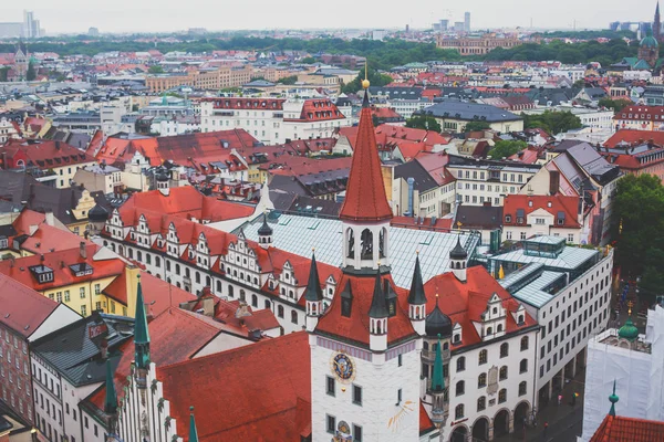Vista aérea ensolarada super grande-angular bonita de Munich, Bayern, Baviera, Alemanha com skyline e paisagem além da cidade, vista do deck de observação da igreja de São Pedro — Fotografia de Stock