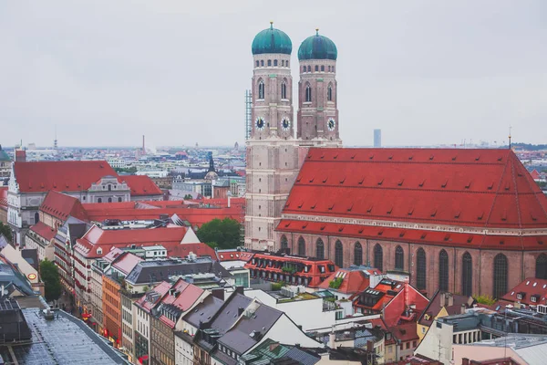 Belle vue aérienne ensoleillée super grand angle de Munich, Bayern, Bavière, Allemagne avec horizon et paysages au-delà de la ville, vue depuis le pont d'observation de l'église Saint-Pierre — Photo