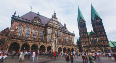 Bremen pazar meydanında Belediye Binası, Roland heykeli ve kalabalık insan, tarihi merkezi, Almanya ile görünümünü