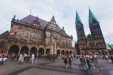 Bremen pazar meydanında Belediye Binası, Roland heykeli ve kalabalık insan, tarihi merkezi, Almanya ile görünümünü