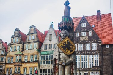 Bremen pazar meydanında Belediye Binası, Roland heykeli ve kalabalık insan, tarihi merkezi, Almanya ile görünümünü