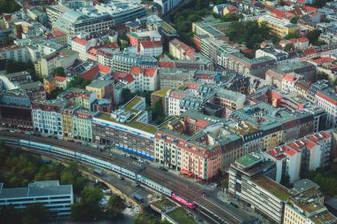 Berlin Hava görünümünü manzarası ve ötesinde city, Almanya, Tv Kulesi gözlem güverteden gördüm