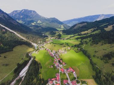 Dron, Bayern, Bavyera, Almanya, yaz günü güneşli vurdu Bavyera Alp Köyü bir vadi ve dağ, görünümünü