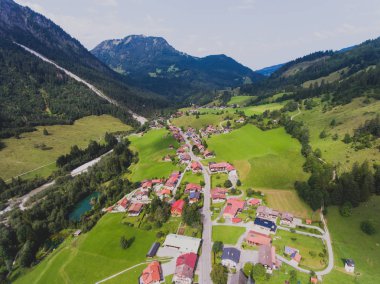 Dron, Bayern, Bavyera, Almanya, yaz günü güneşli vurdu Bavyera Alp Köyü bir vadi ve dağ, görünümünü