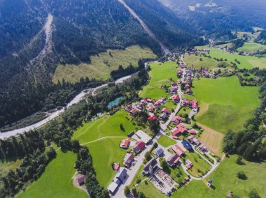 Dron, Bayern, Bavyera, Almanya, yaz günü güneşli vurdu Bavyera Alp Köyü bir vadi ve dağ, görünümünü