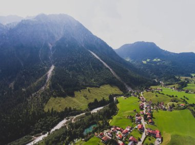Dron, Bayern, Bavyera, Almanya, yaz günü güneşli vurdu Bavyera Alp Köyü bir vadi ve dağ, görünümünü
