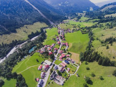 Dron, Bayern, Bavyera, Almanya, yaz günü güneşli vurdu Bavyera Alp Köyü bir vadi ve dağ, görünümünü