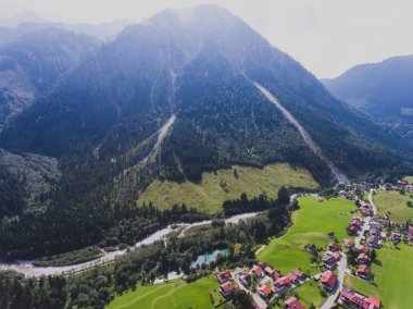 Dron, Bayern, Bavyera, Almanya, yaz günü güneşli vurdu Bavyera Alp Köyü bir vadi ve dağ, görünümünü
