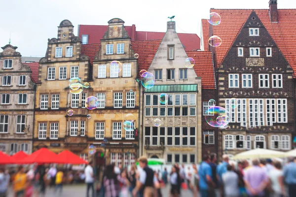 Vista de la plaza del mercado de Bremen con Ayuntamiento, Roland estatua y multitud de personas, centro histórico, Alemania — Foto de Stock