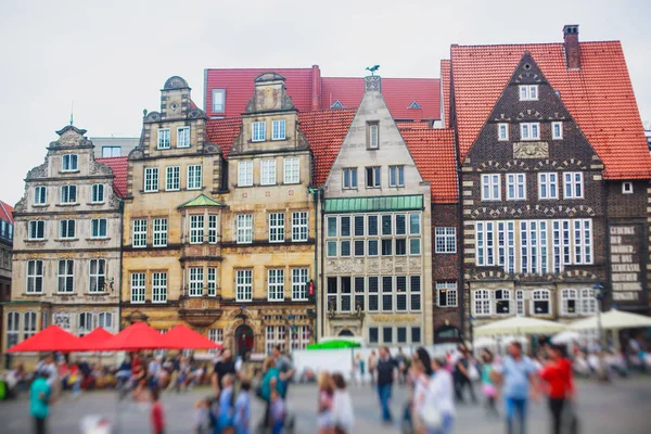 ブレーメンの市場広場市庁舎、ローランド像と、歴史的センター、ドイツの人々 の群衆のビュー — ストック写真
