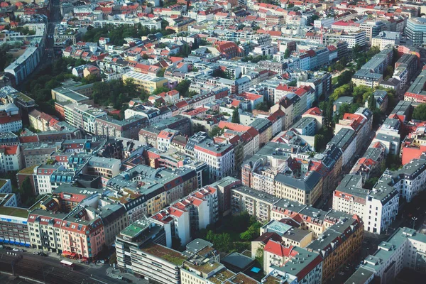 Luftaufnahme von Berlin mit Skyline und Landschaft jenseits der Stadt, Deutschland, von der Aussichtsplattform des Fernsehturms aus gesehen — Stockfoto