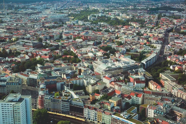 Vue aérienne de Berlin avec horizon et paysage au-delà de la ville, Allemagne, vue depuis le pont d'observation de la tour de télévision — Photo