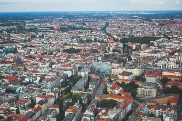 Luftaufnahme von Berlin mit Skyline und Landschaft jenseits der Stadt, Deutschland, von der Aussichtsplattform des Fernsehturms aus gesehen — Stockfoto