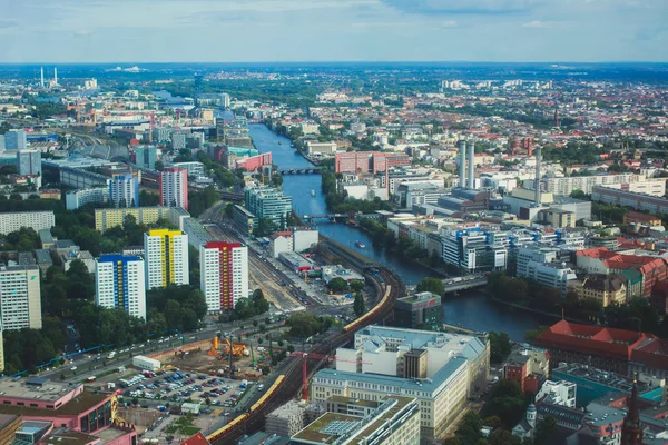 Luftaufnahme von Berlin mit Skyline und Landschaft jenseits der Stadt, Deutschland, von der Aussichtsplattform des Fernsehturms aus gesehen — Stockfoto