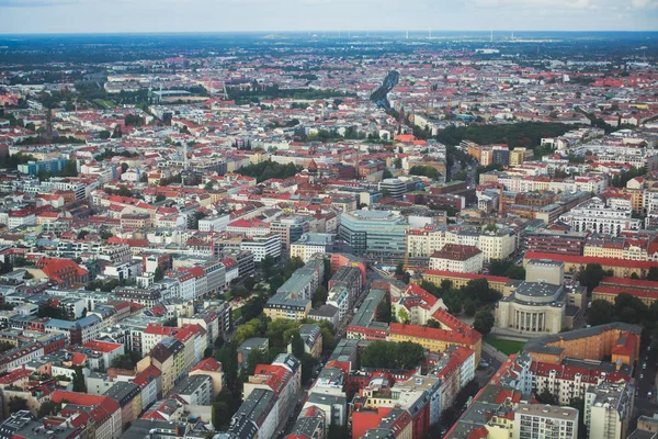 Luftaufnahme von Berlin mit Skyline und Landschaft jenseits der Stadt, Deutschland, von der Aussichtsplattform des Fernsehturms aus gesehen — Stockfoto