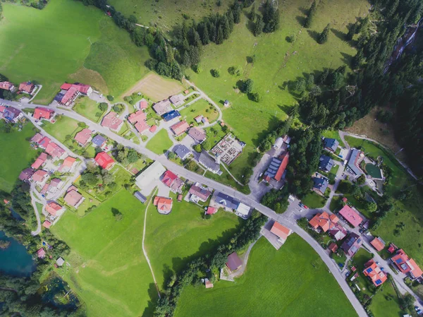 Dron, Bayern, Bavyera, Almanya, yaz günü güneşli vurdu Bavyera Alp Köyü bir vadi ve dağ, görünümünü — Stok fotoğraf