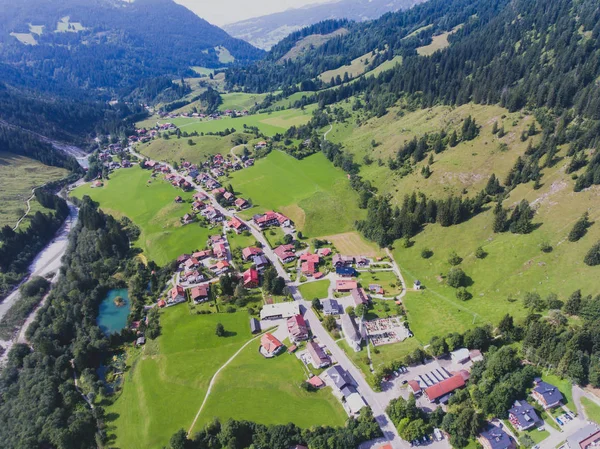 Dron, Bayern, Bavyera, Almanya, yaz günü güneşli vurdu Bavyera Alp Köyü bir vadi ve dağ, görünümünü — Stok fotoğraf