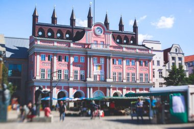Rostock şehir eski kasaba Pazar Belediye Binası, tarihi merkezi, Almanya ile kare görünümü