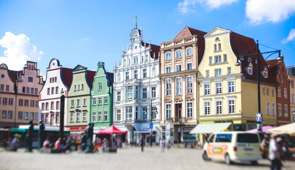 Vista de la plaza del mercado de la ciudad vieja de Rostock con Ayuntamiento, centro histórico, Alemania — Foto de Stock