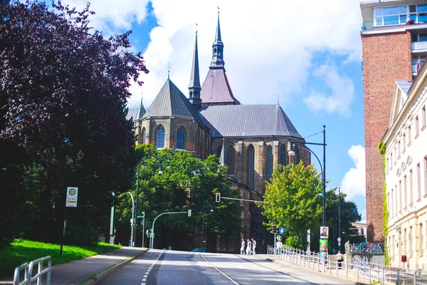 Vue de la place du marché de la vieille ville de Rostock avec hôtel de ville, centre historique, Allemagne — Photo