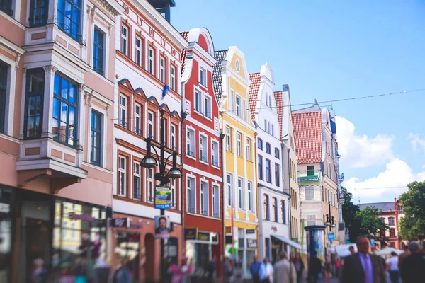 Vista de Rostock cidade velha praça do mercado com Câmara Municipal, centro histórico, Alemanha — Fotografia de Stock