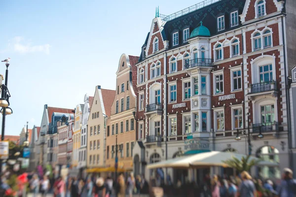 Vista de Rostock cidade velha praça do mercado com Câmara Municipal, centro histórico, Alemanha — Fotografia de Stock