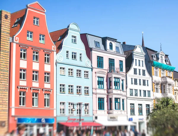 Vista de Rostock cidade velha praça do mercado com Câmara Municipal, centro histórico, Alemanha — Fotografia de Stock