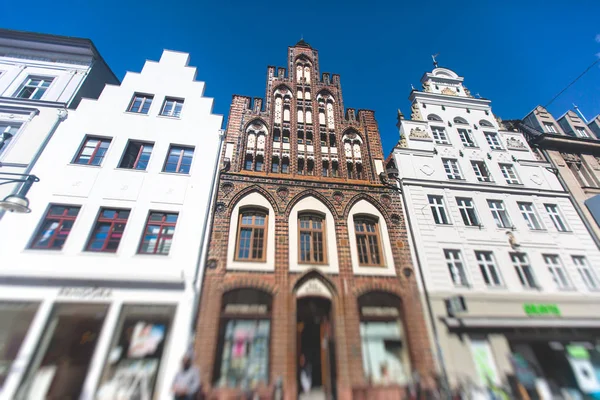 罗斯托克市老城镇市场与历史的中心，德国市政厅广场的看法 — 图库照片