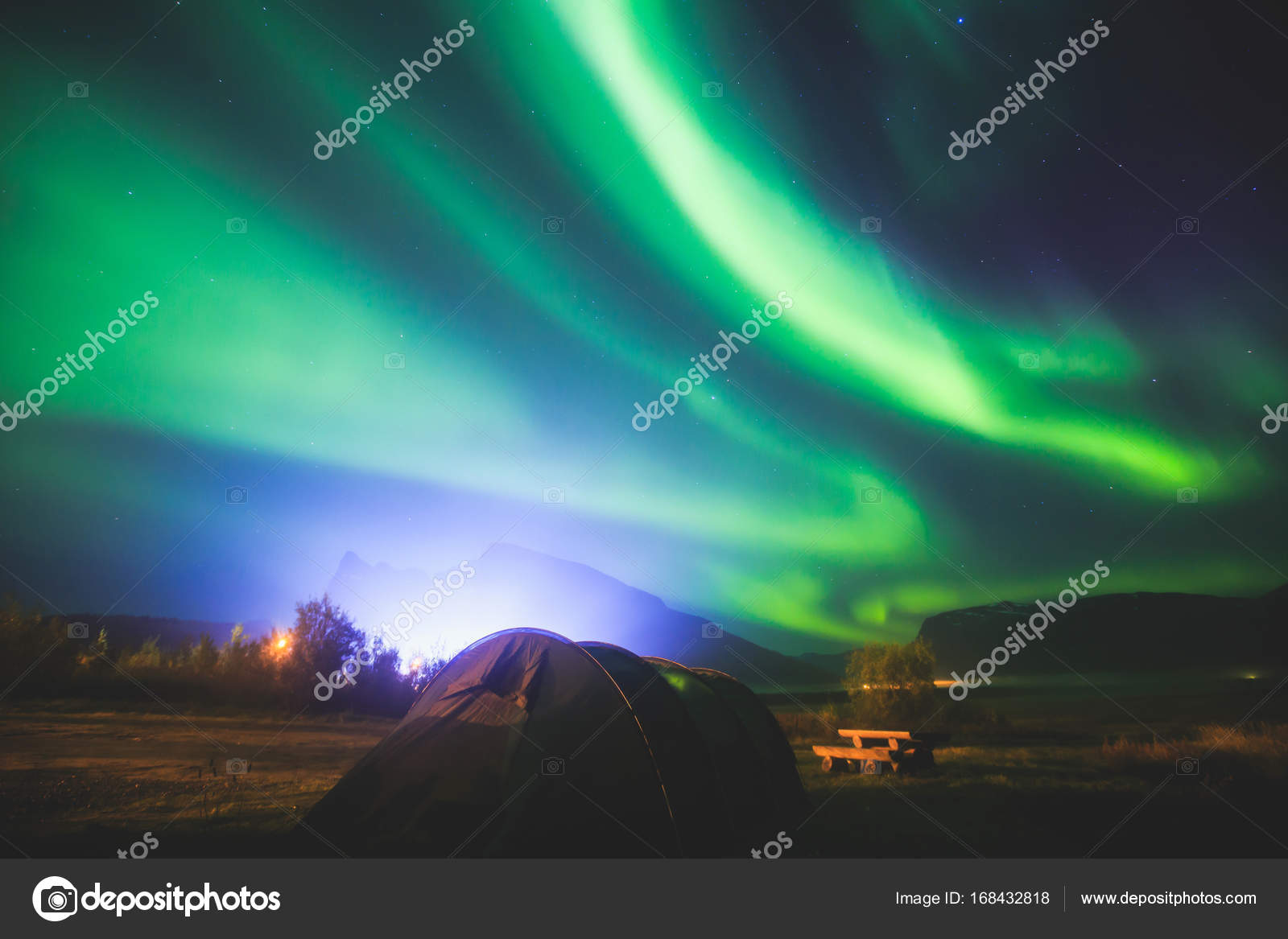 大規模な色とりどりの緑の美しい画像鮮やかなオーロラは オーロラ ポラリスも知っている夜空のオーロラとしてノルウェー スカンジナビア ストック写真 C Tsuguliev