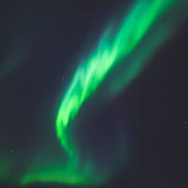Büyük renkli yeşil güzel resim canlı Aurora Borealis, Aurora Polaris, Ayrıca biliyorum Kuzey ışıkları gece gökyüzünde olarak Norveç, Scandinavia 