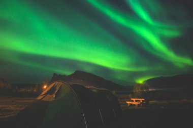 Büyük renkli yeşil güzel resim canlı Aurora Borealis, Aurora Polaris, Ayrıca biliyorum Kuzey ışıkları gece gökyüzünde olarak Norveç, Scandinavia 