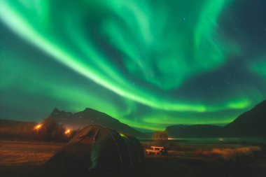 Büyük renkli yeşil güzel resim canlı Aurora Borealis, Aurora Polaris, Ayrıca biliyorum Kuzey ışıkları gece gökyüzünde olarak Norveç, Scandinavia 