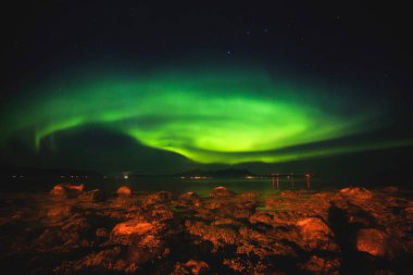 Büyük renkli yeşil güzel resim canlı Aurora Borealis, Aurora Polaris, Ayrıca biliyorum Kuzey ışıkları gece gökyüzünde olarak Norveç, Scandinavia 