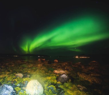 Büyük renkli yeşil güzel resim canlı Aurora Borealis, Aurora Polaris, Ayrıca biliyorum Kuzey ışıkları gece gökyüzünde olarak Norveç, Scandinavia 