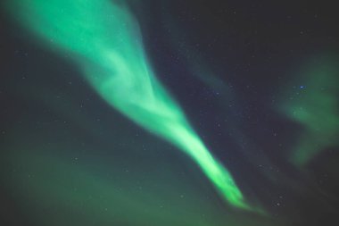 Büyük renkli yeşil güzel resim canlı Aurora Borealis, Aurora Polaris, Ayrıca biliyorum Kuzey ışıkları gece gökyüzünde olarak Norveç, Scandinavia 