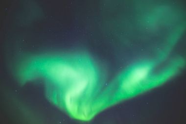 Büyük renkli yeşil güzel resim canlı Aurora Borealis, Aurora Polaris, Ayrıca biliyorum Kuzey ışıkları gece gökyüzünde olarak Norveç, Scandinavia 