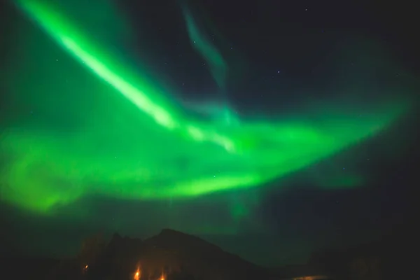 Hermosa imagen de la masiva multicolor verde vibrante Aurora Boreal, Aurora Polaris, también conocida como auroras boreales en el cielo nocturno sobre Noruega, Escandinavia —  Fotos de Stock