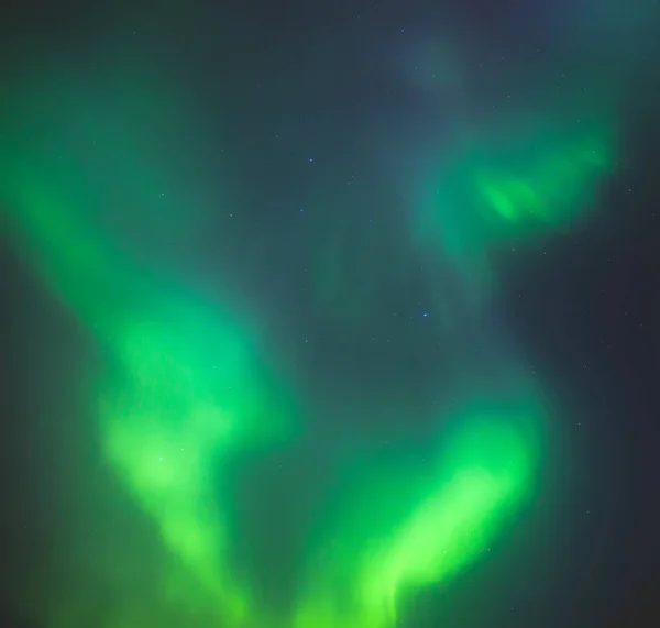 Krásný obraz mohutné různobarevné zelené pulzující Aurora Borealis, Aurora Polaris, označovány také jako polární záře na noční obloze nad Norskem, Skandinávie — Stock fotografie