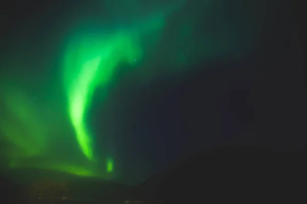 Hermosa imagen de la masiva multicolor verde vibrante Aurora Boreal, Aurora Polaris, también conocida como auroras boreales en el cielo nocturno sobre Noruega, Escandinavia —  Fotos de Stock