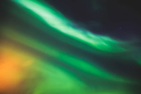 美丽的图画的大规模五彩绿色充满活力的北极光，极光，也知道作为北极光在夜空中在挪威，斯堪的那维亚 — 图库照片