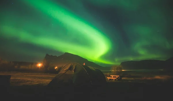 Büyük renkli yeşil güzel resim canlı Aurora Borealis, Aurora Polaris, Ayrıca biliyorum Kuzey ışıkları gece gökyüzünde olarak Norveç, Scandinavia — Stok fotoğraf