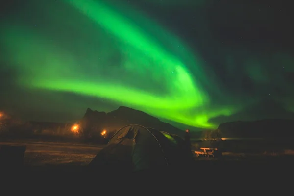 Mooie foto van massale veelkleurige groene levendige poollicht, Aurora Polaris, ook bekend als het noorderlicht in de nachtelijke hemel over Noorwegen, Scandinavië — Stockfoto
