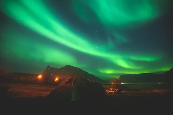 Vacker bild av massiva flerfärgad grön levande norrsken, Aurora Polaris, vet också som norrskenet på natthimlen över Norge, Scandinavia — Stockfoto