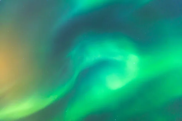 Hermosa imagen de la masiva multicolor verde vibrante Aurora Boreal, Aurora Polaris, también conocida como auroras boreales en el cielo nocturno sobre Noruega, Escandinavia — Foto de Stock