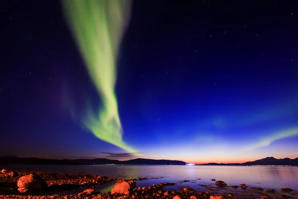 Belle image de vert multicolore massif Aurora Borealis vibrant, Aurora Polaris, également connu sous le nom aurores boréales dans le ciel nocturne au-dessus de la Norvège, Scandinavie — Photo